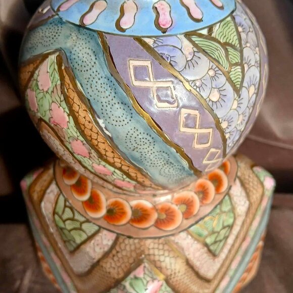 Exquisite Intricately Hand painted and Glazed Porcelain Square/Bulb Vase - Picture 5 of 13